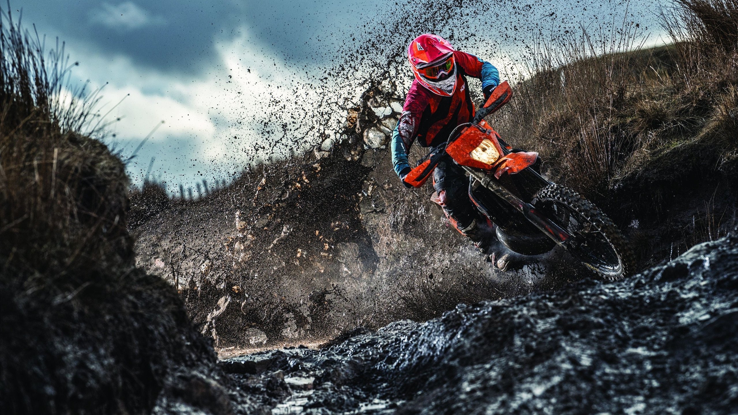 “羽毛球挑战：简阳文体中心赛场精英选手争夺世界之巅”